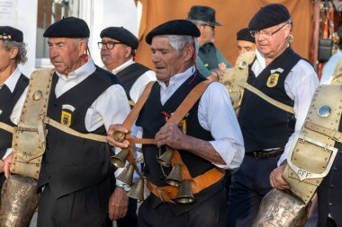 ALCOUTIM, PORTUGAL: 25 Mart 2023: Kaçakçılık Festivali (Contrabando), pek çok insanın nehri geçmek için toplandığı, Sanlucar de Guadiana, Huelva, Endülüs, İspanya.