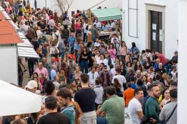 ALCOUTIM, PORTUGAL: 25 Mart 2023: Kaçakçılık Festivali (Contrabando), pek çok insanın nehri geçmek için toplandığı, Sanlucar de Guadiana, Huelva, Endülüs, İspanya.