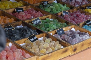 Ahşap kutulardaki çeşitli aromalı şekerlere yakından bak..