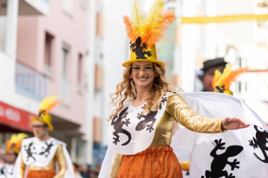 LOULE, PORTUGAL - 23 Şubat 2023: Loule, Portekiz 'deki Renkli Karnaval Festivali katılımcıları.