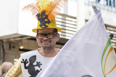 LOULE, PORTUGAL - 23 Şubat 2023: Loule, Portekiz 'deki Renkli Karnaval Festivali katılımcıları.