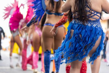 Loule City, Portekiz 'deki Renkli Karnaval (Karnaval) festival katılımcıları.