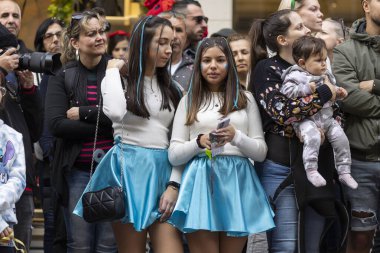 LOULE, PORTUGAL - 23 Şubat 2023: Loule, Portekiz 'deki Renkli Karnaval Festivali katılımcıları.