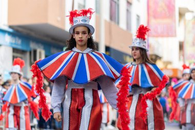 LOULE, PORTUGAL - 23 Şubat 2023: Loule, Portekiz 'deki Renkli Karnaval Festivali katılımcıları.