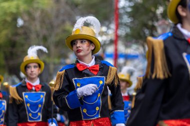 LOULE, PORTUGAL - 23 Şubat 2023: Loule, Portekiz 'deki Renkli Karnaval Festivali katılımcıları.