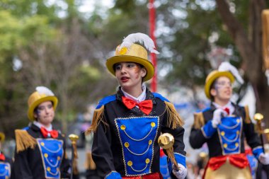 LOULE, PORTUGAL - 23 Şubat 2023: Loule, Portekiz 'deki Renkli Karnaval Festivali katılımcıları.