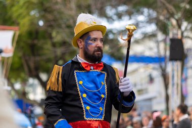 LOULE, PORTUGAL - 23 Şubat 2023: Loule, Portekiz 'deki Renkli Karnaval Festivali katılımcıları.