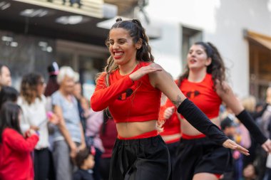 LOULE, PORTUGAL - 23 Şubat 2023: Loule, Portekiz 'deki Renkli Karnaval Festivali katılımcıları.