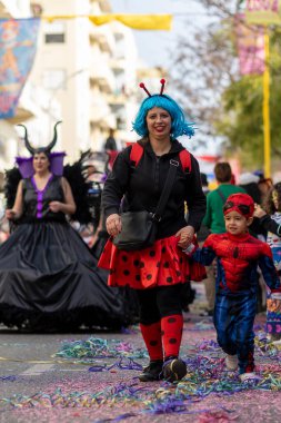 LOULE, PORTUGAL - 23 Şubat 2023: Loule, Portekiz 'deki Renkli Karnaval Festivali katılımcıları.