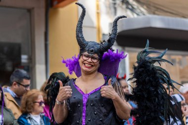 LOULE, PORTUGAL - 23 Şubat 2023: Loule, Portekiz 'deki Renkli Karnaval Festivali katılımcıları.