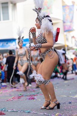 LOULE, PORTUGAL - 23 Şubat 2023: Loule, Portekiz 'deki Renkli Karnaval Festivali katılımcıları.