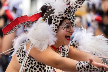 LOULE, PORTUGAL - 23 Şubat 2023: Loule, Portekiz 'deki Renkli Karnaval Festivali katılımcıları.