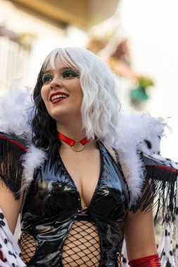 LOULE, PORTUGAL - 23 Şubat 2023: Loule, Portekiz 'deki Renkli Karnaval Festivali katılımcıları.