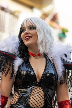 LOULE, PORTUGAL - 23 Şubat 2023: Loule, Portekiz 'deki Renkli Karnaval Festivali katılımcıları.