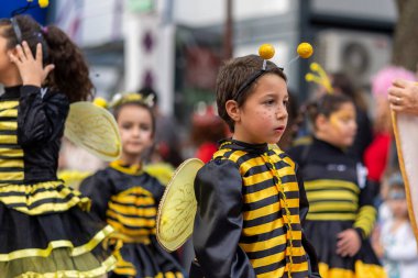 LOULE, PORTUGAL - 23 Şubat 2023: Loule, Portekiz 'deki Renkli Karnaval Festivali katılımcıları.
