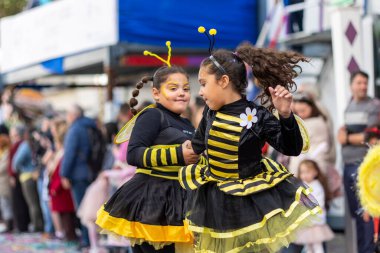 LOULE, PORTUGAL - 23 Şubat 2023: Loule, Portekiz 'deki Renkli Karnaval Festivali katılımcıları.