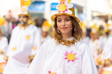 LOULE, PORTUGAL - 23 Şubat 2023: Loule, Portekiz 'deki Renkli Karnaval Festivali katılımcıları.