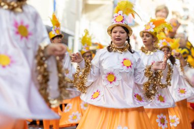 LOULE, PORTUGAL - 23 Şubat 2023: Loule, Portekiz 'deki Renkli Karnaval Festivali katılımcıları.