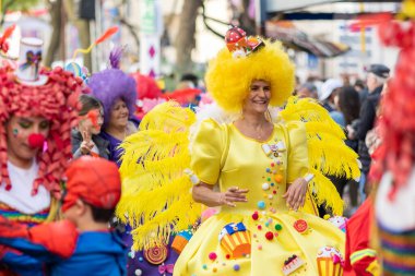 LOULE, PORTUGAL - 23 Şubat 2023: Loule, Portekiz 'deki Renkli Karnaval Festivali katılımcıları.