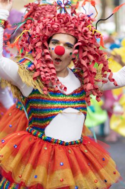 LOULE, PORTUGAL - 23 Şubat 2023: Loule, Portekiz 'deki Renkli Karnaval Festivali katılımcıları.