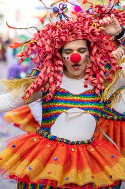 LOULE, PORTUGAL - 23 Şubat 2023: Loule, Portekiz 'deki Renkli Karnaval Festivali katılımcıları.