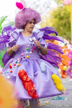 LOULE, PORTUGAL - 23 Şubat 2023: Loule, Portekiz 'deki Renkli Karnaval Festivali katılımcıları.