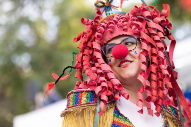 LOULE, PORTUGAL - 23 Şubat 2023: Loule, Portekiz 'deki Renkli Karnaval Festivali katılımcıları.