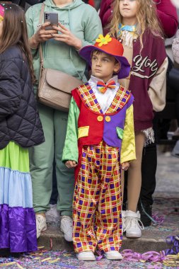 LOULE, PORTUGAL - 23 Şubat 2023: Loule, Portekiz 'deki Renkli Karnaval Festivali katılımcıları.