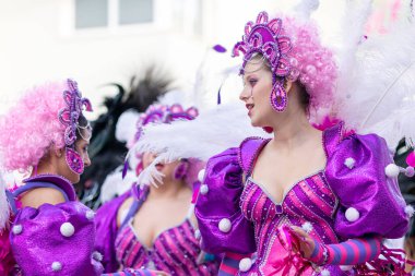 LOULE, PORTUGAL - 23 Şubat 2023: Loule, Portekiz 'deki Renkli Karnaval Festivali katılımcıları.