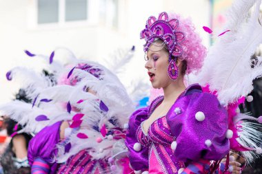 LOULE, PORTUGAL - 23 Şubat 2023: Loule, Portekiz 'deki Renkli Karnaval Festivali katılımcıları.