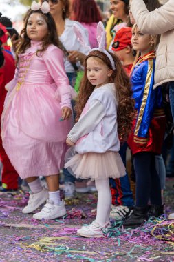 LOULE, PORTUGAL - 23 Şubat 2023: Loule, Portekiz 'deki Renkli Karnaval Festivali katılımcıları.