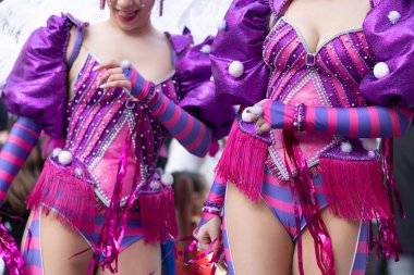 LOULE, PORTUGAL - 23 Şubat 2023: Loule, Portekiz 'deki Renkli Karnaval Festivali katılımcıları.