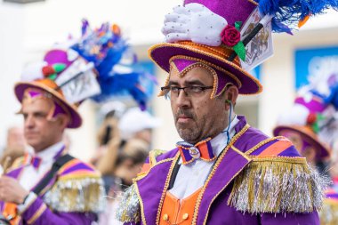 LOULE, PORTUGAL - 23 Şubat 2023: Loule, Portekiz 'deki Renkli Karnaval Festivali katılımcıları.