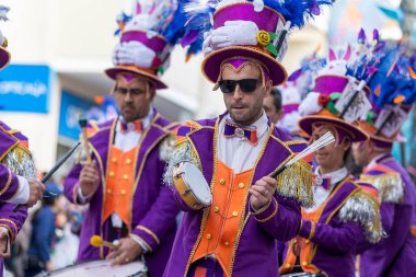 LOULE, PORTUGAL - 23 Şubat 2023: Loule, Portekiz 'deki Renkli Karnaval Festivali katılımcıları.