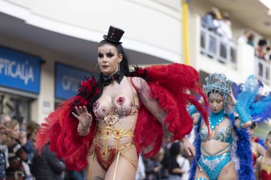 LOULE, PORTUGAL - 23 Şubat 2023: Loule, Portekiz 'deki Renkli Karnaval Festivali katılımcıları.