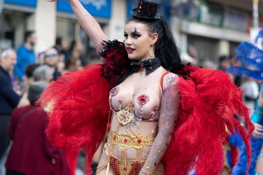 LOULE, PORTUGAL - 23 Şubat 2023: Loule, Portekiz 'deki Renkli Karnaval Festivali katılımcıları.