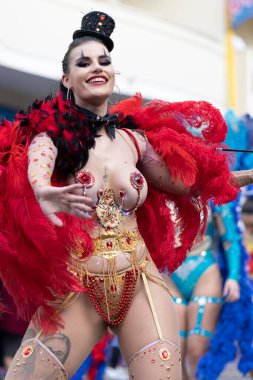 LOULE, PORTUGAL - 23 Şubat 2023: Loule, Portekiz 'deki Renkli Karnaval Festivali katılımcıları.