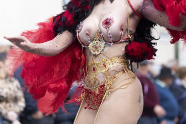 LOULE, PORTUGAL - 23 Şubat 2023: Loule, Portekiz 'deki Renkli Karnaval Festivali katılımcıları.