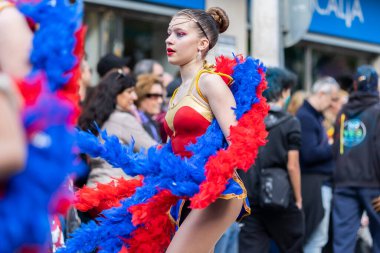 LOULE, PORTUGAL - 23 Şubat 2023: Loule, Portekiz 'deki Renkli Karnaval Festivali katılımcıları.