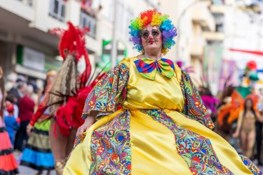 LOULE, PORTUGAL - 23 Şubat 2023: Loule, Portekiz 'deki Renkli Karnaval Festivali katılımcıları.