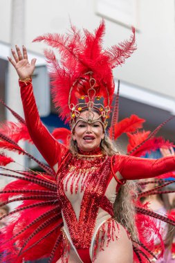 LOULE, PORTUGAL - 23 Şubat 2023: Loule, Portekiz 'deki Renkli Karnaval Festivali katılımcıları.