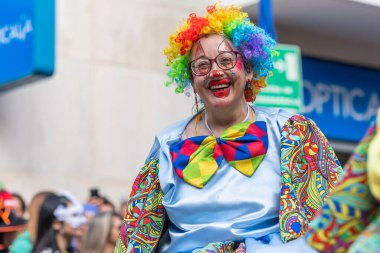 LOULE, PORTUGAL - 23 Şubat 2023: Loule, Portekiz 'deki Renkli Karnaval Festivali katılımcıları.