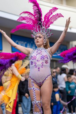 LOULE, PORTUGAL - 23 Şubat 2023: Loule, Portekiz 'deki Renkli Karnaval Festivali katılımcıları.