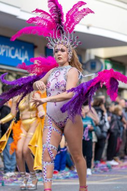 LOULE, PORTUGAL - 23 Şubat 2023: Loule, Portekiz 'deki Renkli Karnaval Festivali katılımcıları.