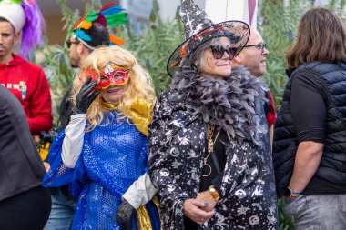 LOULE, PORTUGAL - 23 Şubat 2023: Loule, Portekiz 'deki Renkli Karnaval Festivali katılımcıları.