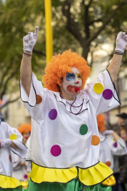 LOULE, PORTUGAL - 23 Şubat 2023: Loule, Portekiz 'deki Renkli Karnaval Festivali katılımcıları.