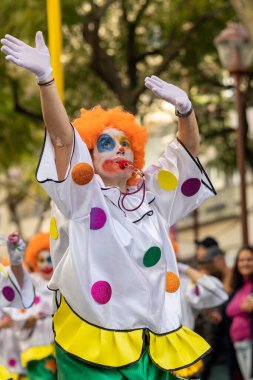 LOULE, PORTUGAL - 23 Şubat 2023: Loule, Portekiz 'deki Renkli Karnaval Festivali katılımcıları.