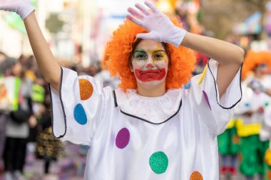 LOULE, PORTUGAL - 23 Şubat 2023: Loule, Portekiz 'deki Renkli Karnaval Festivali katılımcıları.