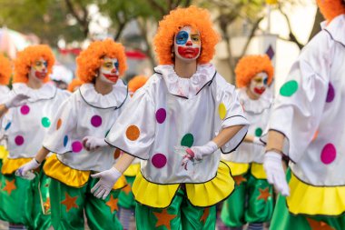 LOULE, PORTUGAL - 23 Şubat 2023: Loule, Portekiz 'deki Renkli Karnaval Festivali katılımcıları.