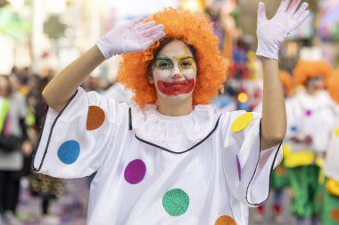 LOULE, PORTUGAL - 23 Şubat 2023: Loule, Portekiz 'deki Renkli Karnaval Festivali katılımcıları.